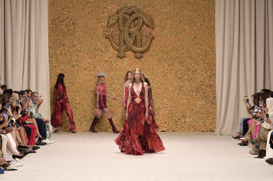 Dubai Fashion Trends 2025: Modest Wear, Abayas & Street Style